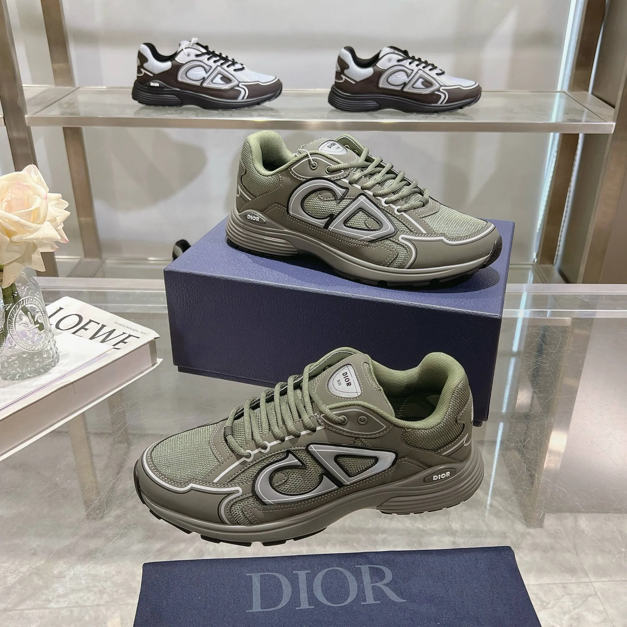 👟👟Ex-factory price 520👟👟 H612 high version B30 low-top sneakers are one of the flagship styles of this series. Crafted from mesh and technical fabrics, it's finished with a reflective 'CD30' graphic and 'DIOR B30' and 'CD30' logos on the heel and tongue. The extra-light, sculpted rubber sole adds style with signature accents, while internal stretch details create ideal comfort. Can be paired with a variety of casual looks to show a fashionable, modern and sporty style. ✅Size: 35-47 (45-46-47 customized, non-returnable and non-exchangeable) ✅Sole material: Original ultra-light IP sole ✅Packaging: Brand new counter packaging